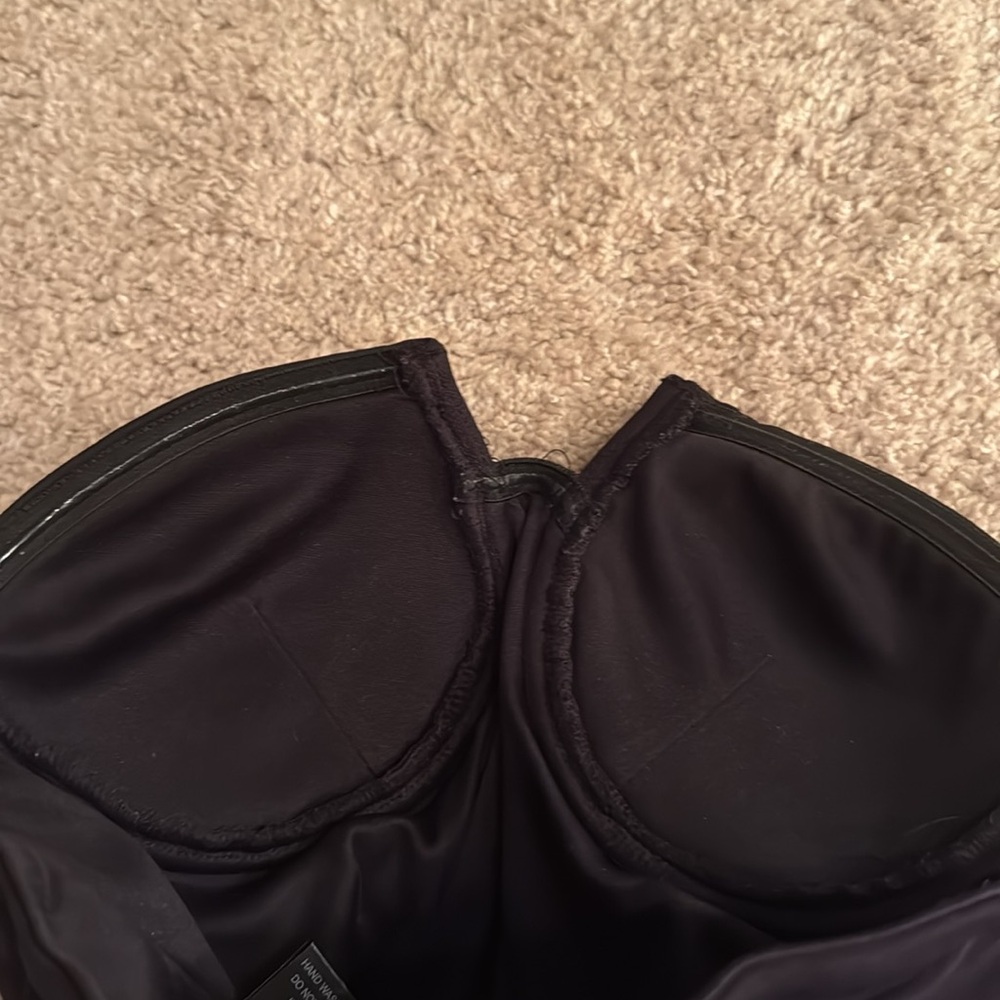 Black Strapless Ruched Top - Picture 3 of 4